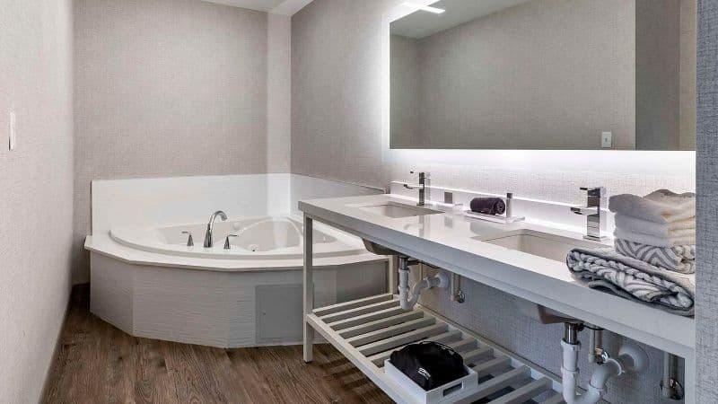 Cambria Hotel Manchester South Windsor Jacuzzi room