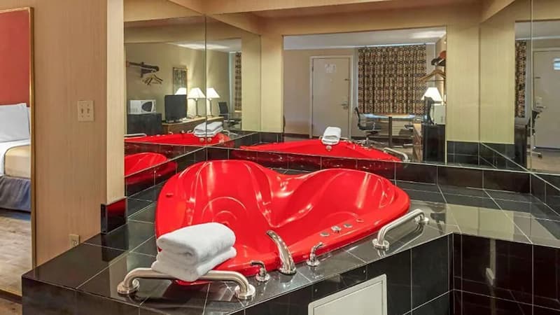 Economy Inn Jacuzzi room