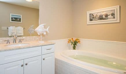Inn at Harbor Hill Marina Jacuzzi room