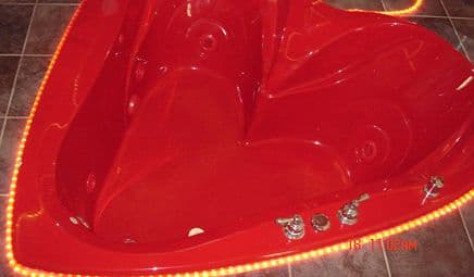 Maple Leaf Motel Jacuzzi room
