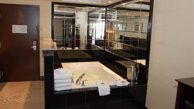 Rodeway Inn & Suites Jacuzzi room