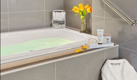 The Armon Hotel & Conference Jacuzzi room