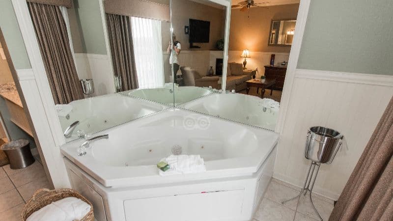 Avenue Inn & Spa Jacuzzi room