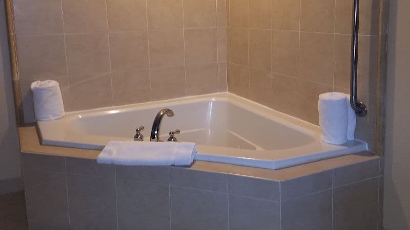 Hilton Garden Inn Dover Jacuzzi room