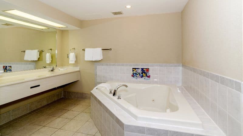 Motel 6-Newark, DE Jacuzzi room