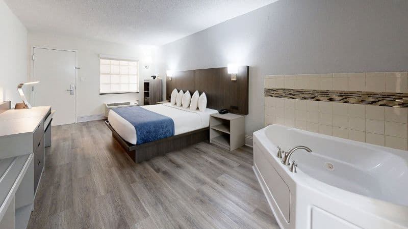 Avanti International Resort Jacuzzi room