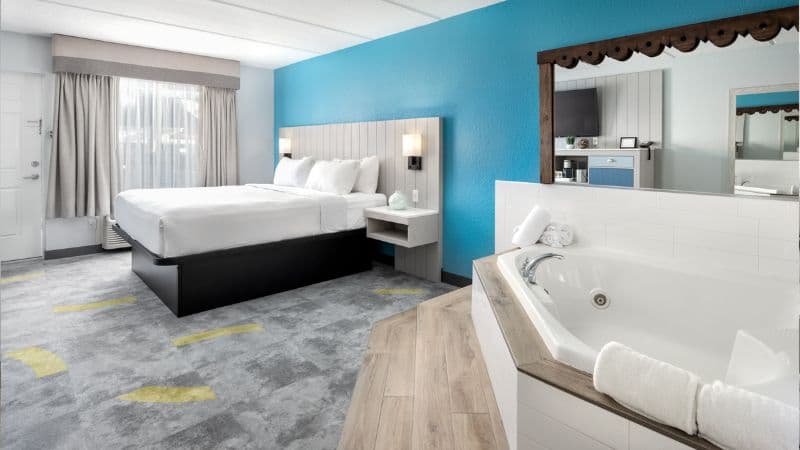 Capt Hirams Resort Jacuzzi room