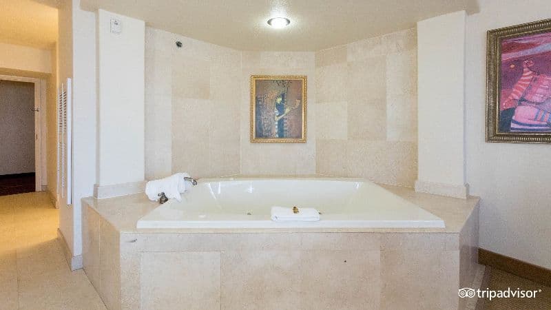 Castillo Real Jacuzzi room