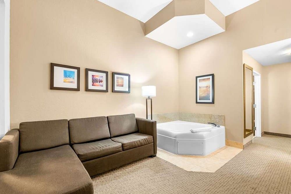 Comfort Suites Orlando Airport Jacuzzi room