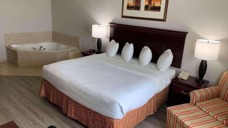 Country Inn & Suites by Radisson, Jacksonville West, FL Jacuzzi room
