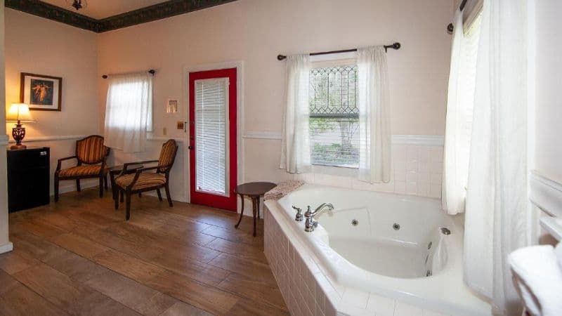 Herlong Mansion Bed & Breakfast Jacuzzi room