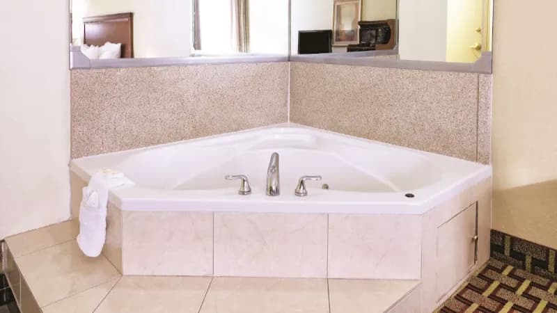 La Quinta Inn & Suites by Wyndham St. Petersburg Northeast Jacuzzi room