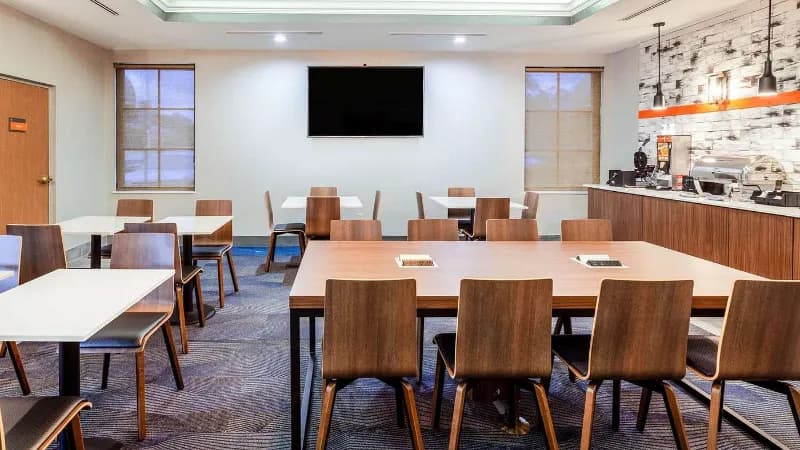 La Quinta Inn & Suites by Wyndham St. Petersburg Northeast hotel photo 4