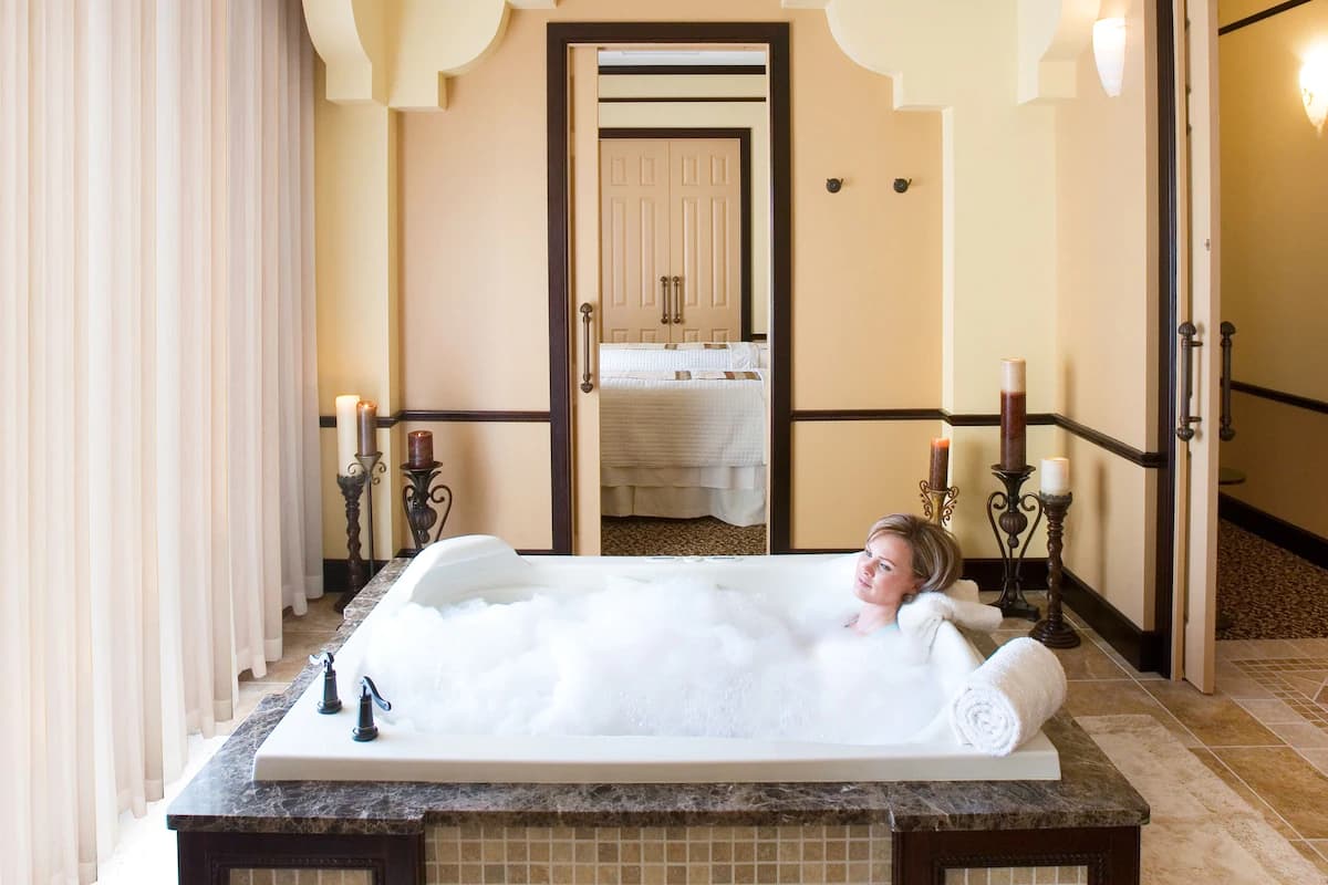 Lake Buena Vista Resort Village & Spa Jacuzzi room