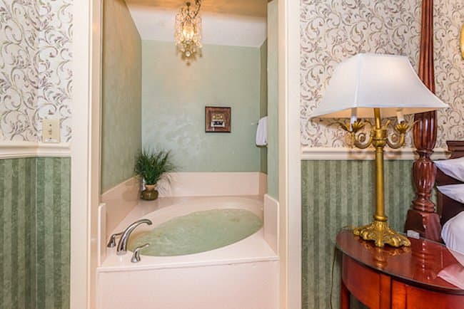 The Old Powder House Inn Jacuzzi room