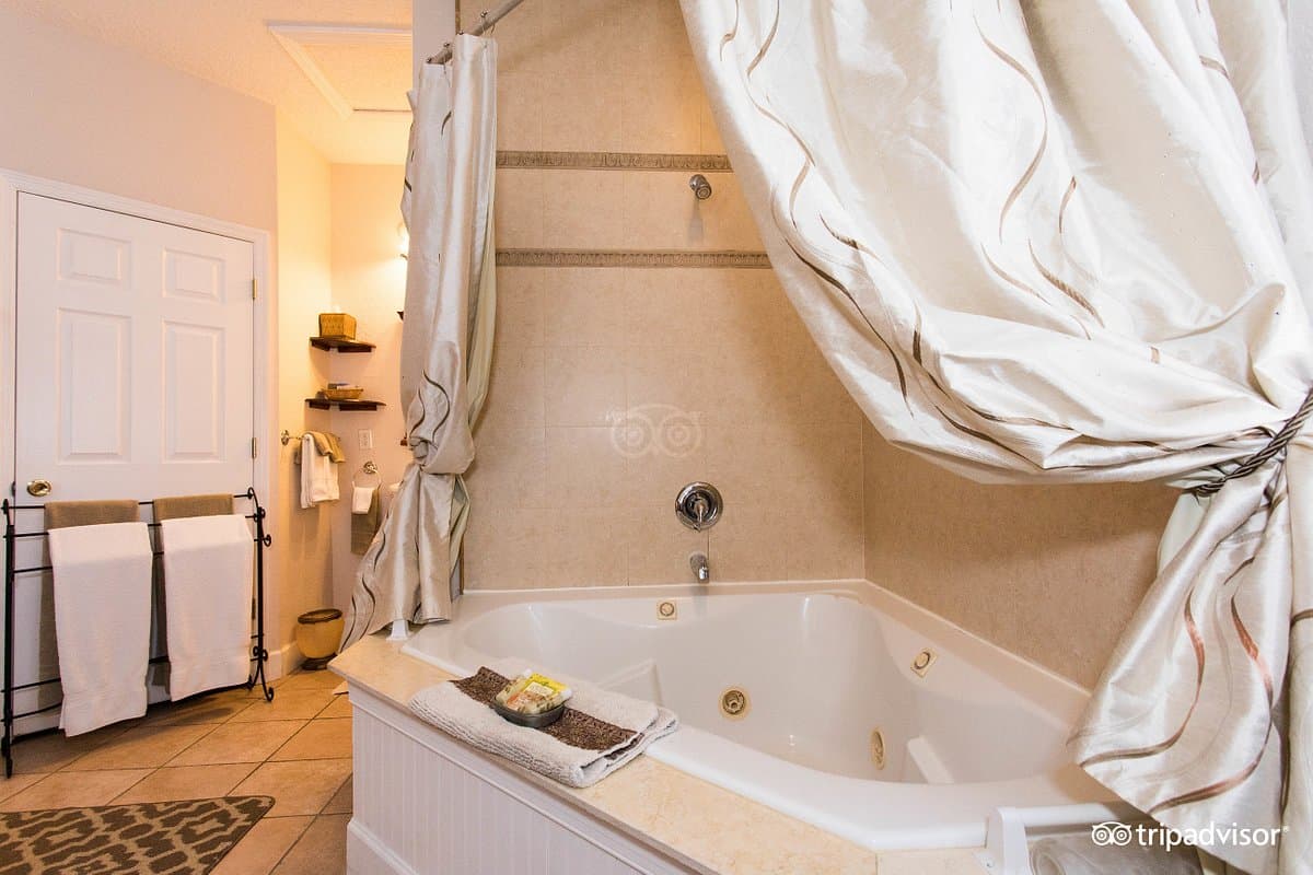 Victorian House Bed & Breakfast Jacuzzi room