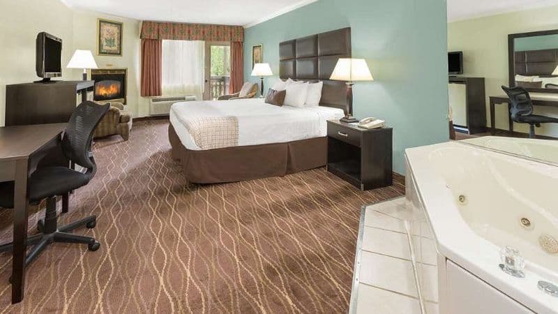 Baymont by Wyndham Helen Jacuzzi room