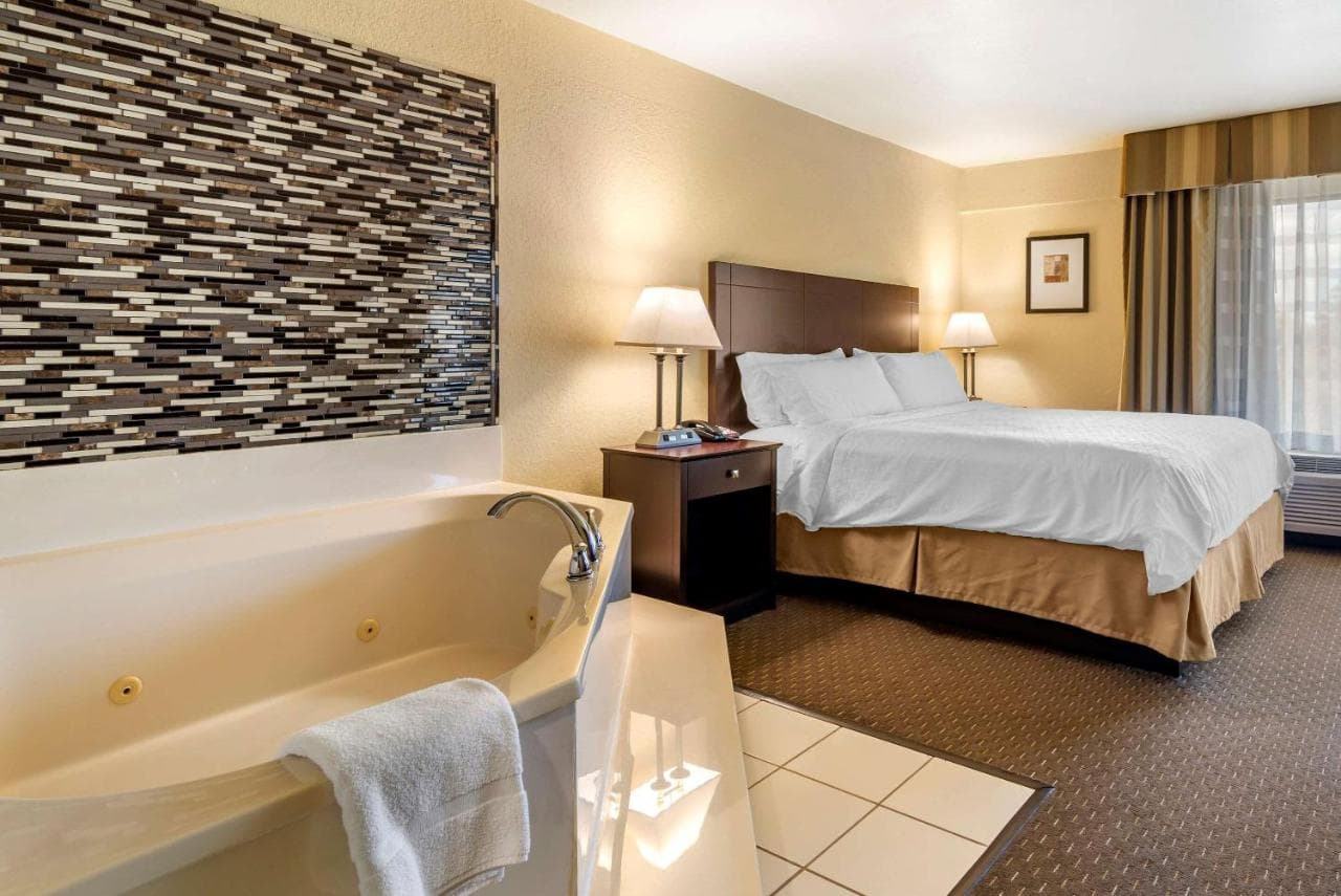 Comfort Inn & Suites Jacuzzi room