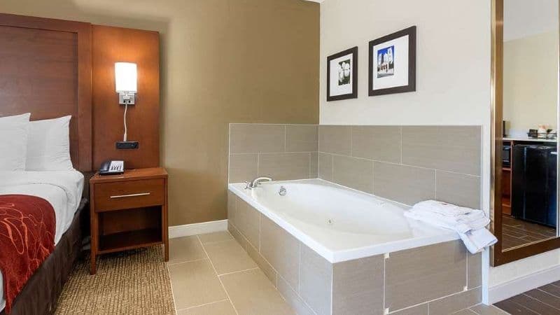 Comfort Inn & Suites West Jacuzzi room