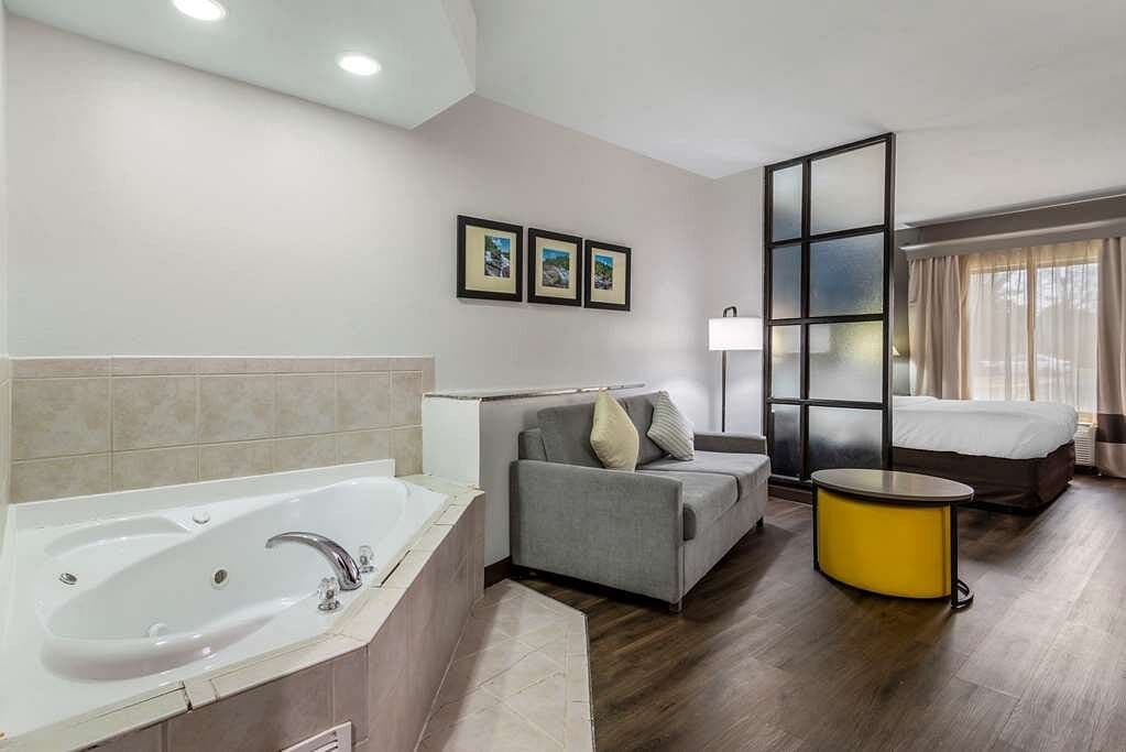 Comfort Suites Macon Jacuzzi room