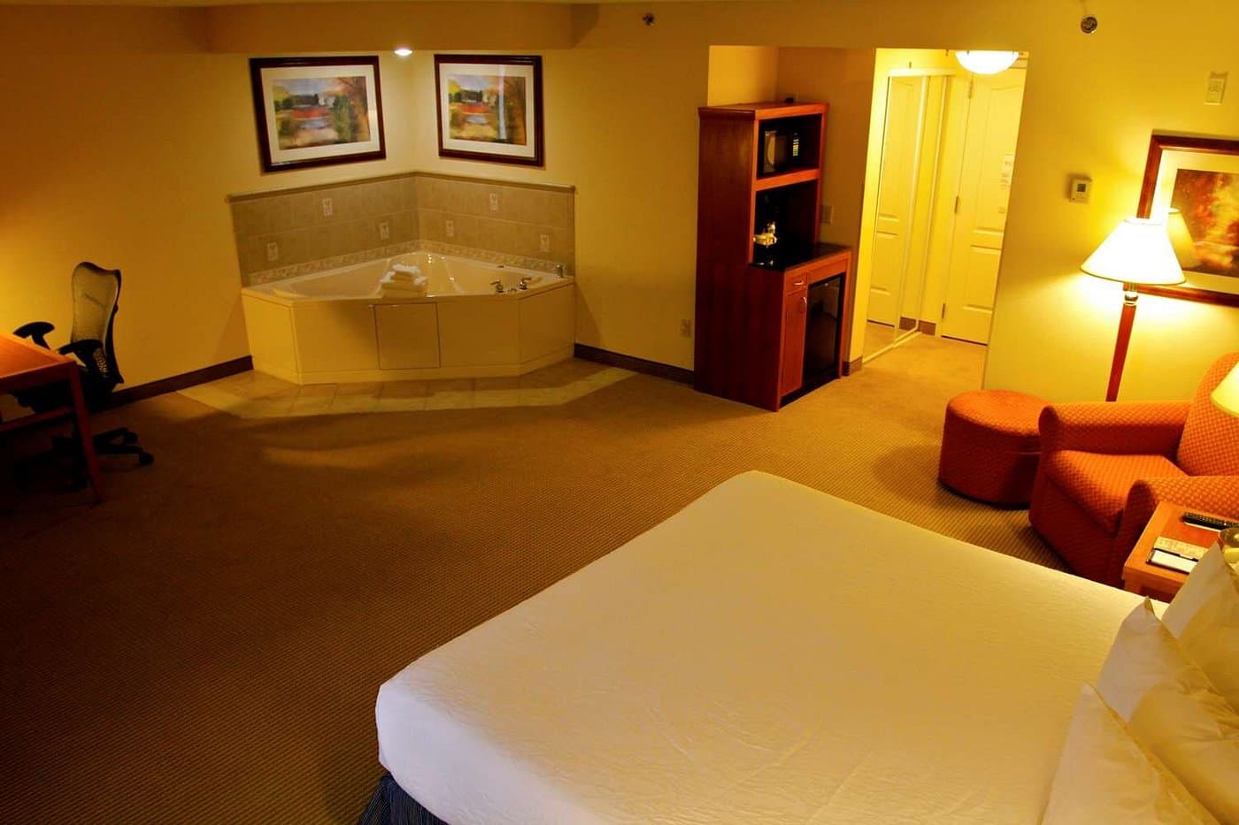 Hilton Garden Inn Albany Jacuzzi room