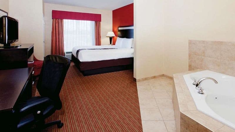 La Quinta Inn & Suites by Wyndham Warner Robins – Robins AFB hotel photo 2