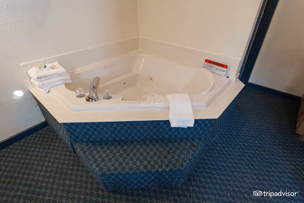 Riverbend Motel & Cabins Jacuzzi room
