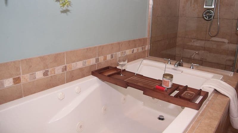 At the Craters Edge Jacuzzi room