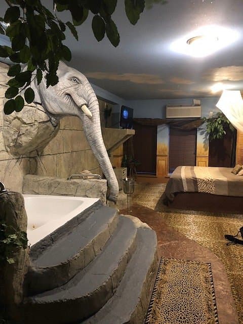 Anniversary Inn Jacuzzi room
