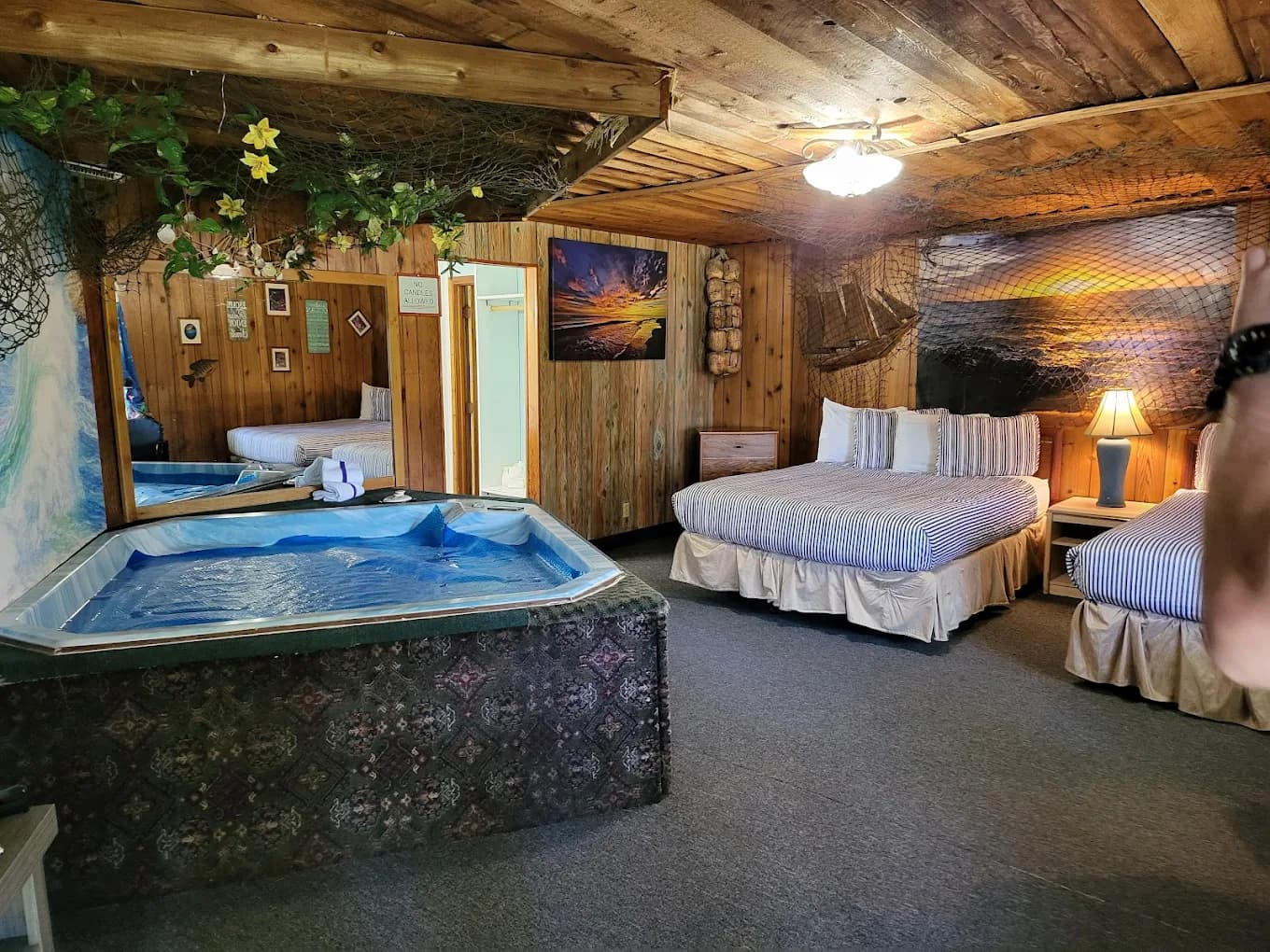 Bennett Bay Inn Jacuzzi room