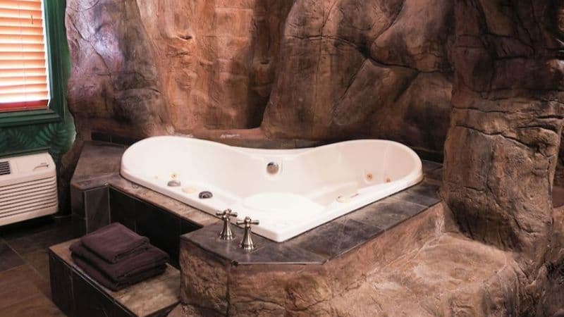 Black Swan Inn Jacuzzi room