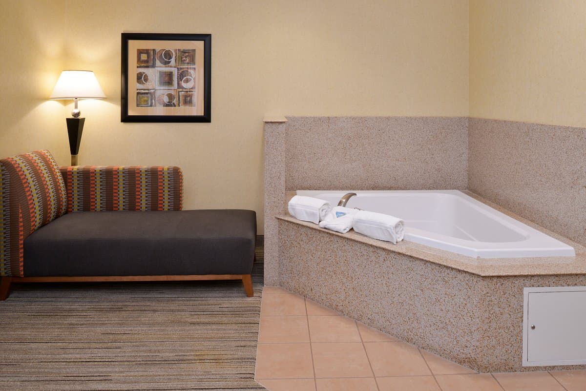Holiday Inn Express & Suites Nampa – Idaho Center, an IHG Hotel Jacuzzi room