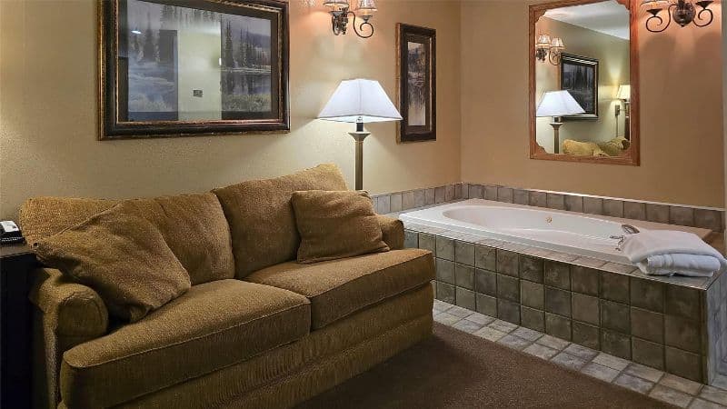 Super 8 by Wyndham Grangeville Jacuzzi room