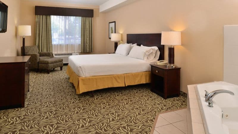 American Motor Inn – Rock Island Jacuzzi room