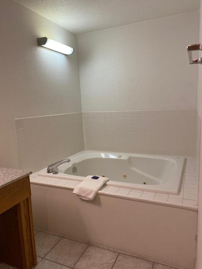 Americas Best Value Inn Champaign Jacuzzi room