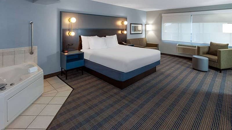 AmericInn by Wyndham Peoria Jacuzzi room