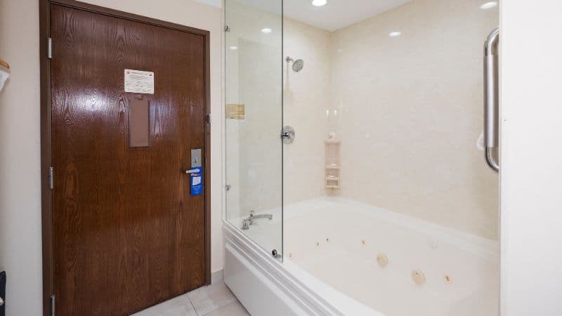 Baymont by Wyndham Chicago/Alsip Jacuzzi room