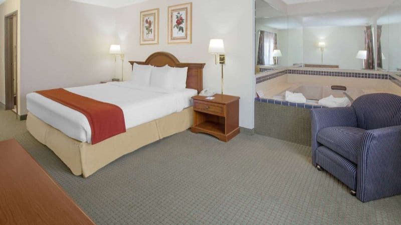 Baymont by Wyndham Freeport Jacuzzi room