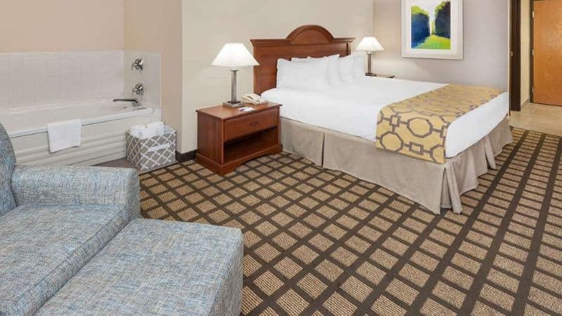 Baymont by Wyndham Galesburg Jacuzzi room