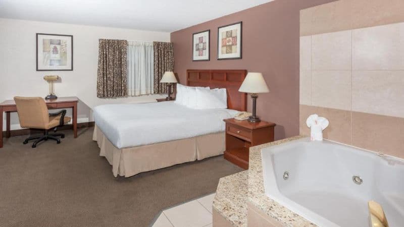 Baymont by Wyndham Tuscola Jacuzzi room