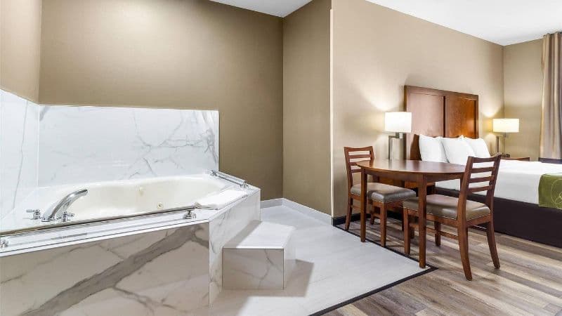 Comfort Suites Jacuzzi room