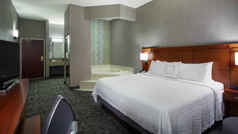 Courtyard by Marriott Chicago/ St. Charles Jacuzzi room