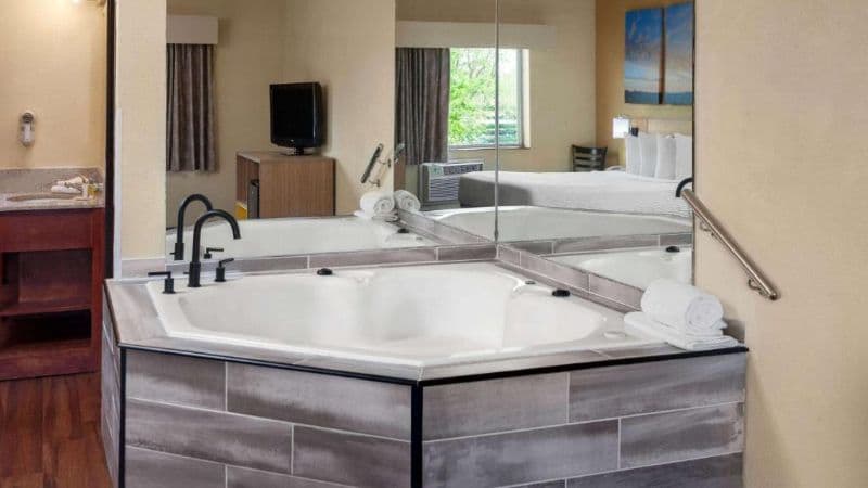 Days Inn by Wyndham Rockford I-90 Casino District Jacuzzi room