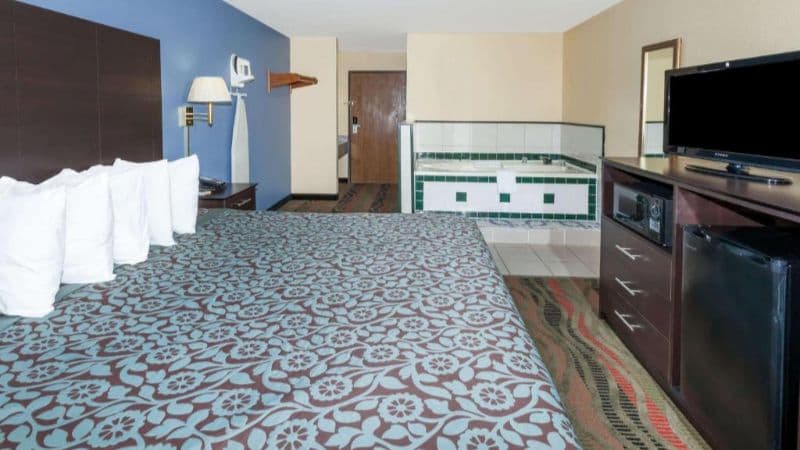 Days Inn by Wyndham Springfield Jacuzzi room