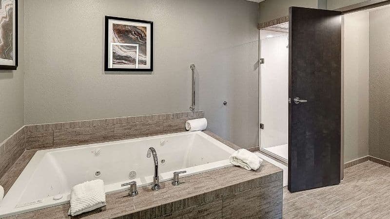 DoubleTree by Hilton Hotel Bloomington Jacuzzi room