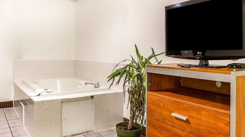 Econo Lodge & Suites Jacuzzi room
