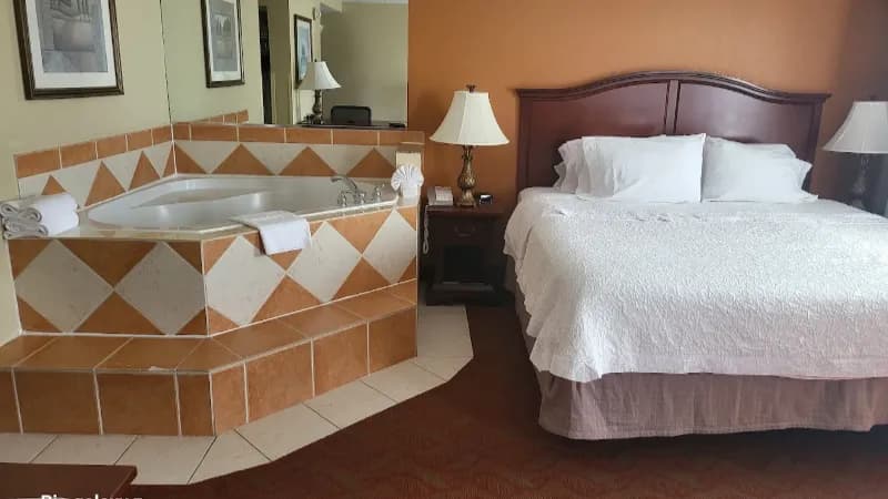 Hampton Inn & Suites Bolingbrook Jacuzzi room