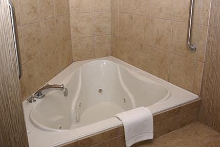 Hampton Inn Champaign/Urbana Jacuzzi room