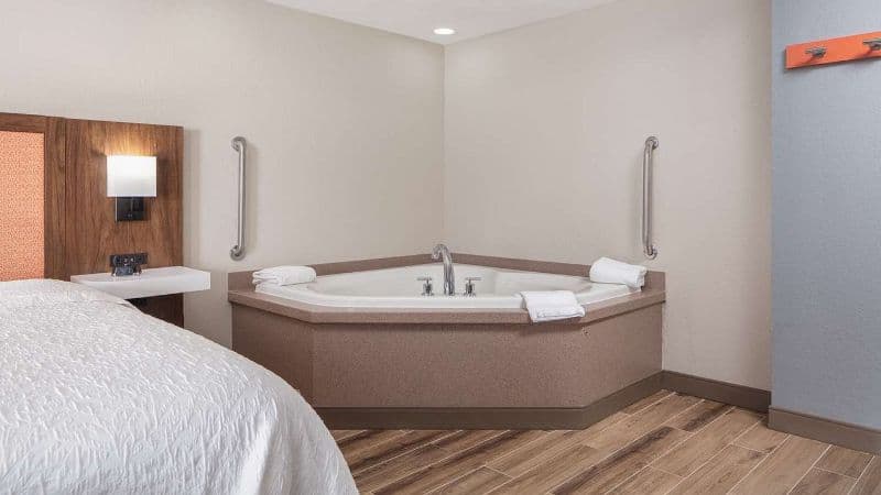 Hampton Inn Joliet – I-55 Jacuzzi room