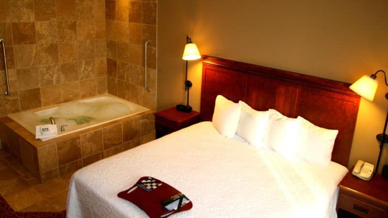 Hampton Inn Lincoln Jacuzzi room